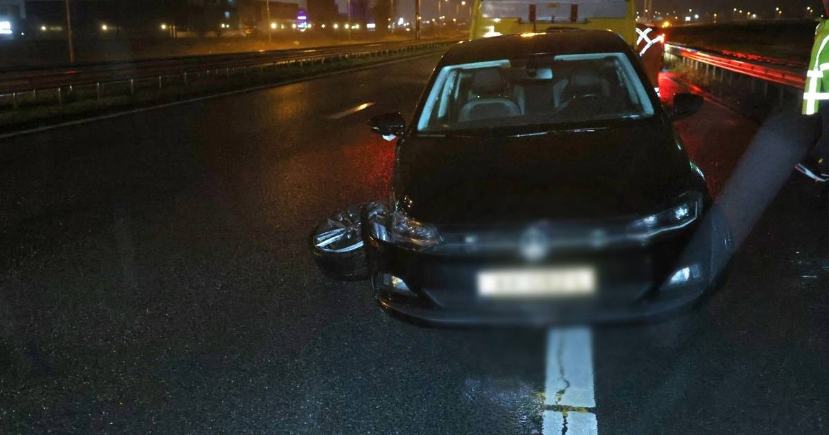 Bestuurder rijdt voorwiel van auto los bij botsing tegen voorligger op A59 bij Sprang-Capelle.