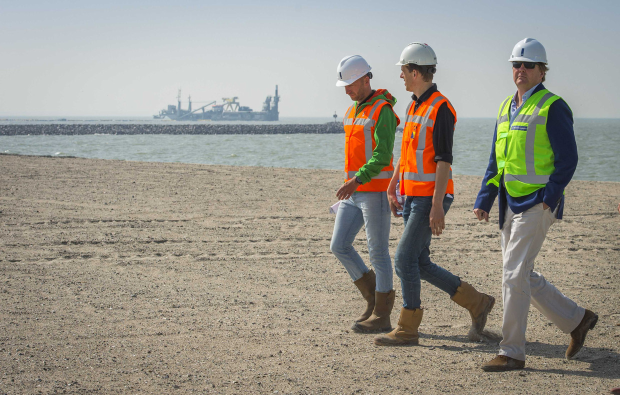 Koning Willem-Alexander brengt een bezoek aan het eerste voltooide eiland van de Marker Wadden. In totaal worden er vijf kunstmatige eilanden opgespoten. Op de eilanden komt een haven voor watersporters en ze krijgen moerassen zodat er meer ruimte is voor de natuur. Maar bovenal gaan de eilanden automatisch het water zuiveren van het hele meer.  Beeld ANP
