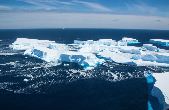 Afgebroken stukken ijs van de gigantische ijsberg A-68A drijvend in het zuiden van de Atlantische Oceaan nabij het eiland South Georgia.