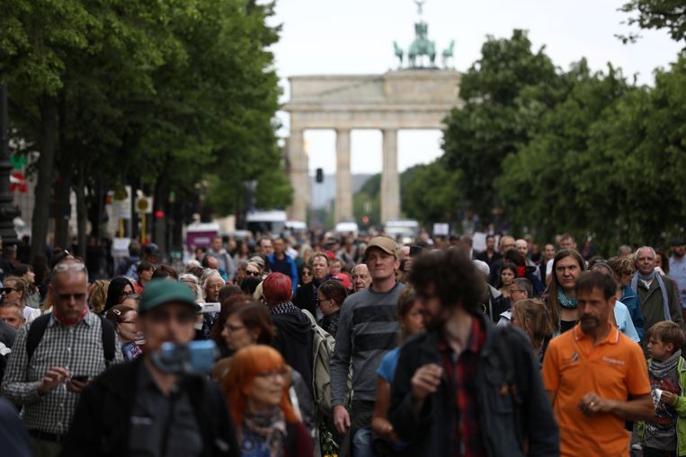 Aanwezigen op een demonstratie tegen de coronamaatregelen in Berlijn. Beeld REUTERS