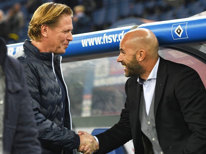 HSV-trainer Markus Gisdol schudt de hand van Peter Bosz voor het treffen tussen HSV en Borussia Dortmund.