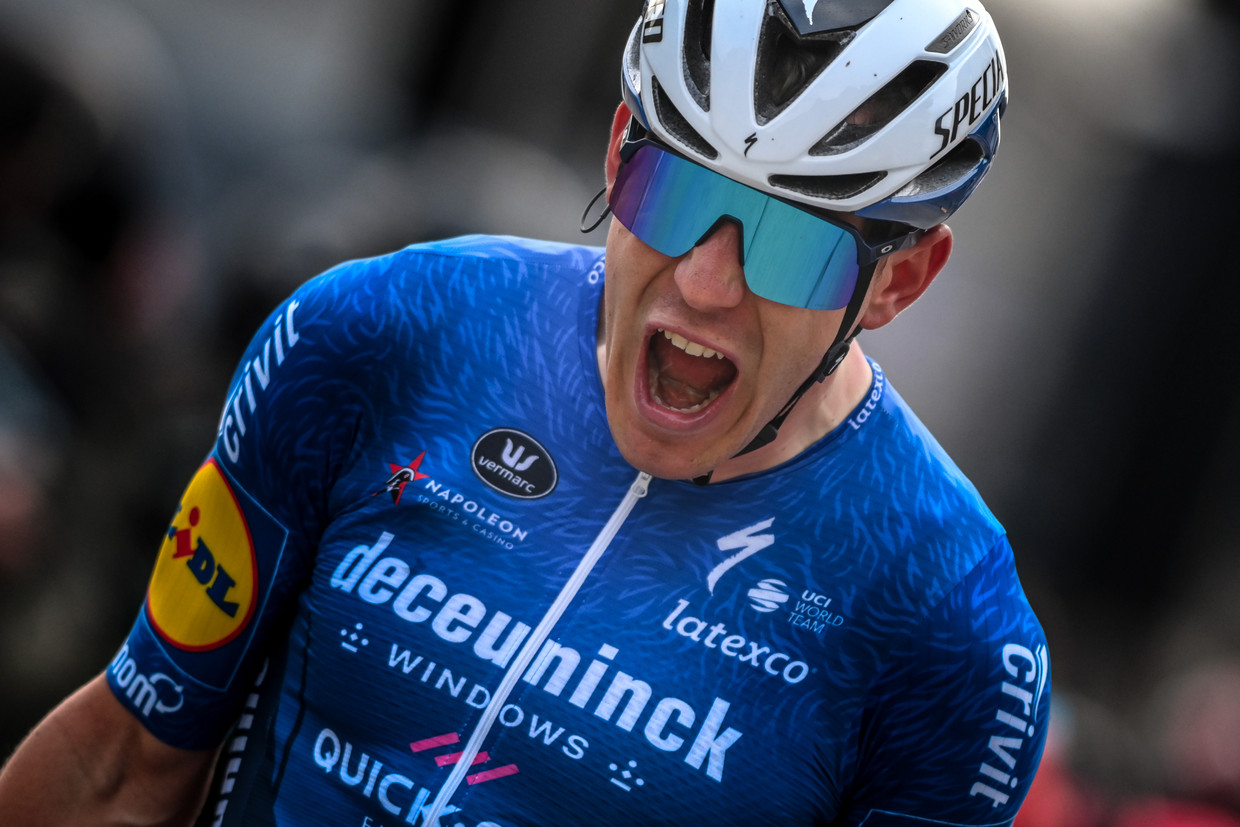 Davide Ballerini schreeuwt het uit van blijdschap na zijn zege in de Omloop. Beeld BELGA