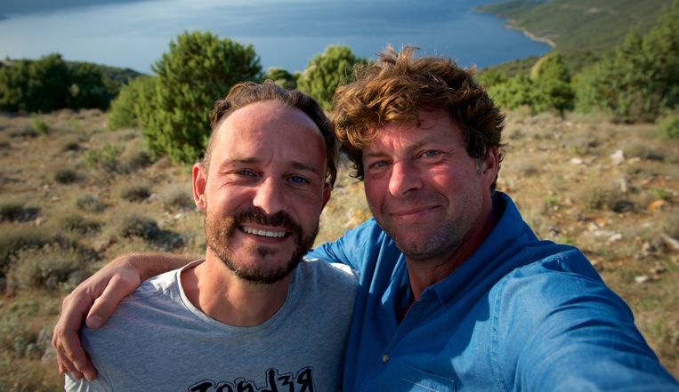 Tijs deinst voor niets terug. Sinds kort is hij een tv-programma aan het maken met productiehuis De chinezen.' (Foto: met Wim Lybaert in 'De Columbus'.) Beeld 