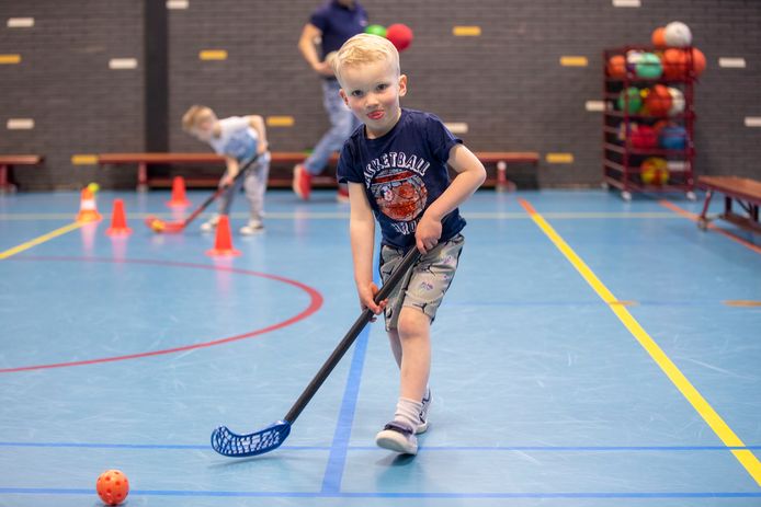 Jonge kinderen maken kennis met bewegen in de sportzaal in Ede.