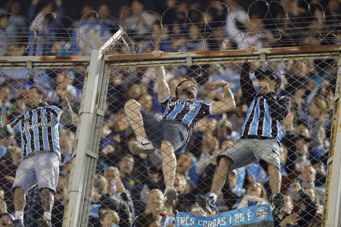 Supporters van Grêmio in de hekken.