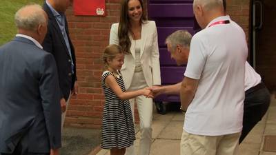 Prinses Charlotte steelt de show tijdens bezoek aan Commonwealth Games met ouders William en Kate