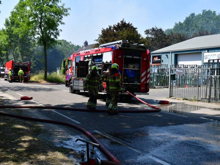Caravan brandt uit in Oss, veel zwarte rook te zien