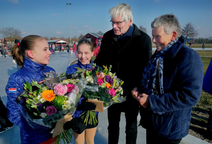 Britt Harmsen en Josefine Boer worden gehuldigd door de wethouders.