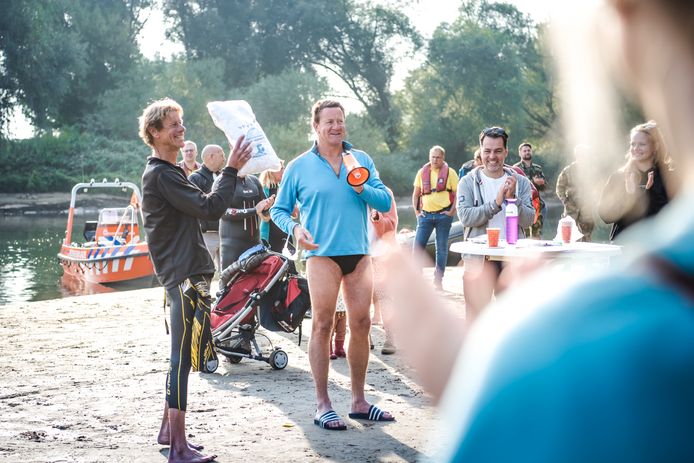 Hans Roodzant (links) klapt voor zijn broer Henk voorafgaand aan de eerste editie van de Bridge to Bridge Swim.