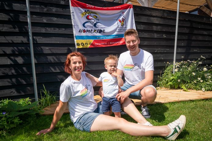 Janneke Jegen en Jac Duyf met hun zoontje Casper in shirts van Team Ralf, met het logo dat door Duyf is ontworpen.