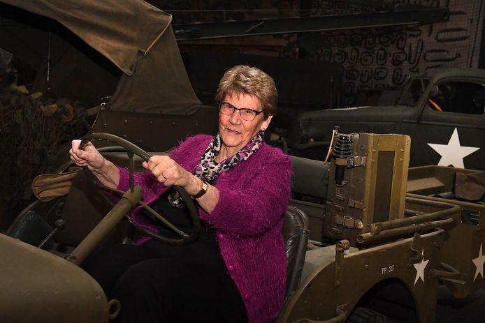 Hannie had bij de opening van ‘Museum in het Donker’ nog wel een wens: ze wilde graag in een jeep zitten van een Engelse soldaat.