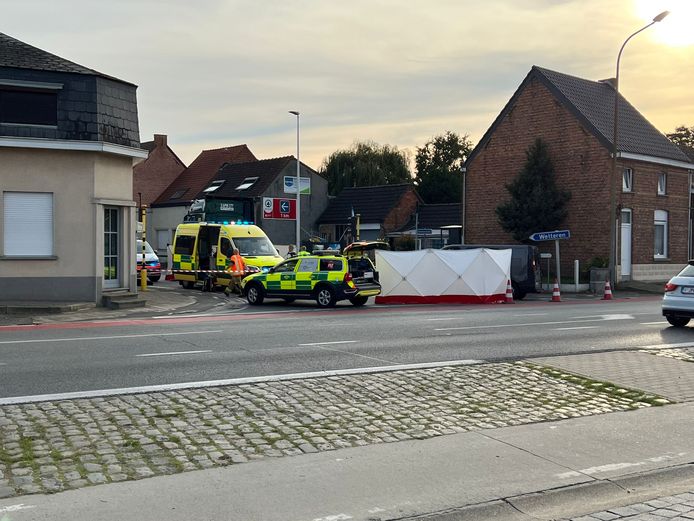 Op het kruispunt van de Colmanstraat en de Heirweg in Kalken (Laarne) werd een fietser gegrepen door een vrachtwagen. De fietser overleed ter plaatse.