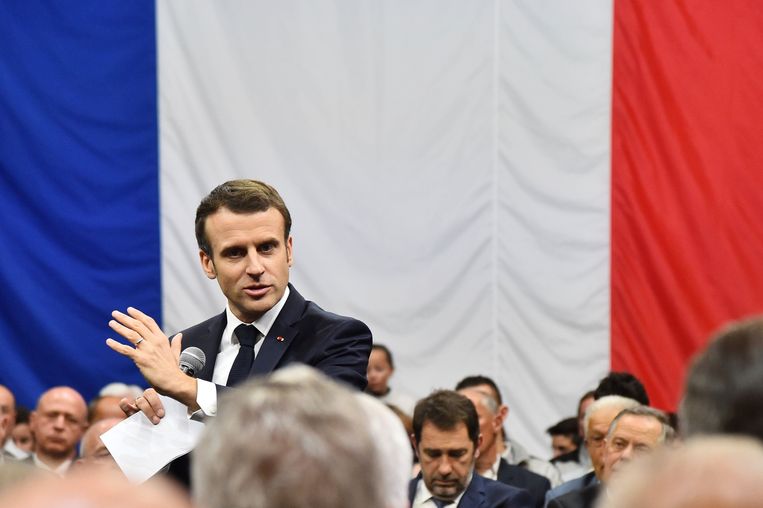 PResident Emmanuel Macron bij het nationaal debat in Gréoux les Bains  in het zuidoosten van Frankrijk.  Beeld Photonews