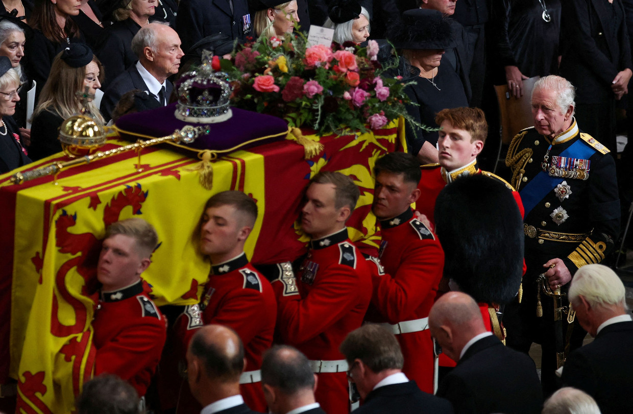 De kist met het lichaam van koningin Elizabeth, gevolgd door koning Charles, wordt weggedragen uit Westminster Abbey. Beeld AFP