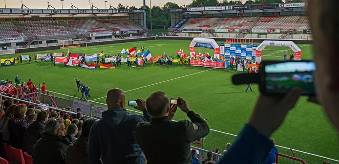 De officiële openingsceremonie van de TOP Oss Cup in 2015.
