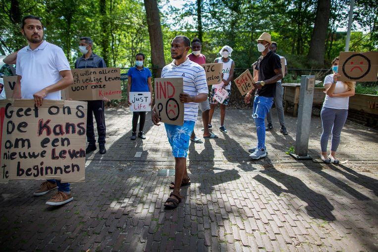 Vorig jaar protesteerden asielzoekers voor de poort van het asielzoekerscentrum in Zweeloo tegen de ongelijke behandeling van asielaanvragen. Beeld Herman Engbers