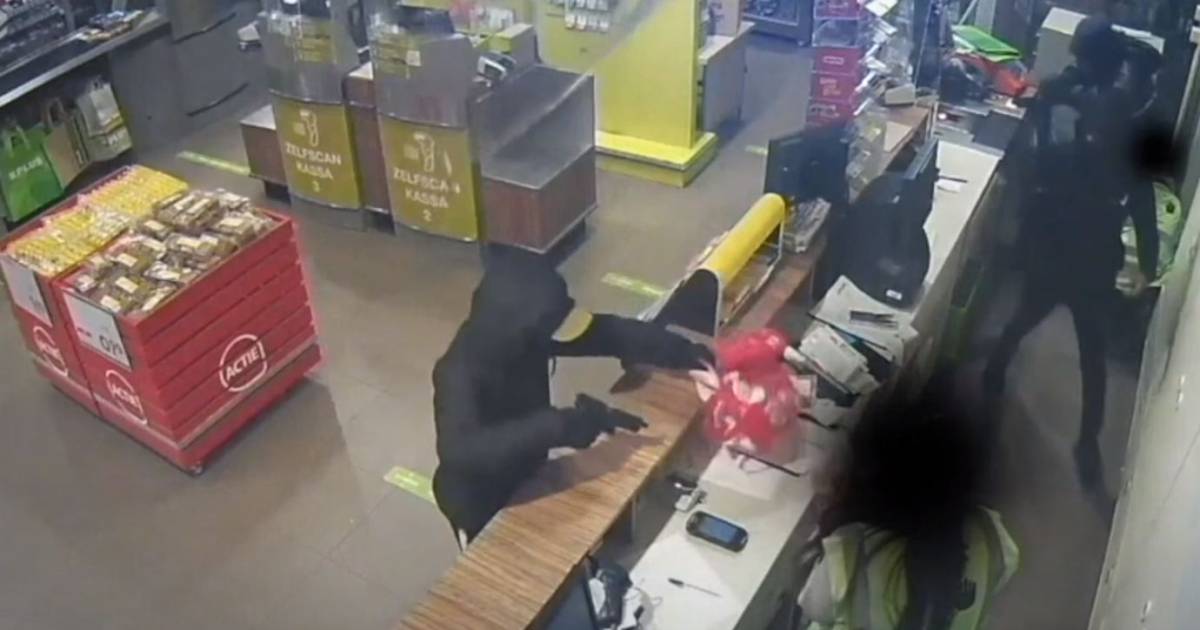 Klanten duiken weg, personeel met vuurwapens opgejaagd: te zien op beelden van supermarktoverval Budel-Schoot.