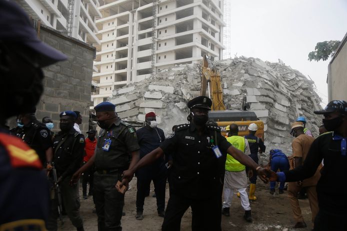 Officers cordoned off the area surrounding the collapsed building in Lagos to bystanders.