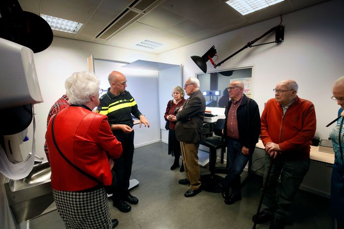 De ouderen op bezoek in de 'progress ruimte' van het politiebureau. Hier worden onder meer vingerafdrukken van verdachten afgenomen.