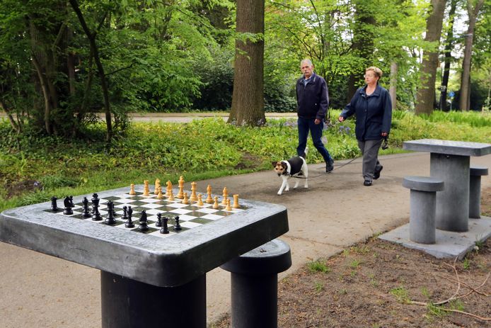 kruis ga verder Aanbevolen Plein voor gemeentehuis Cuijk krijgt schaaktafels | Maasland |  gelderlander.nl