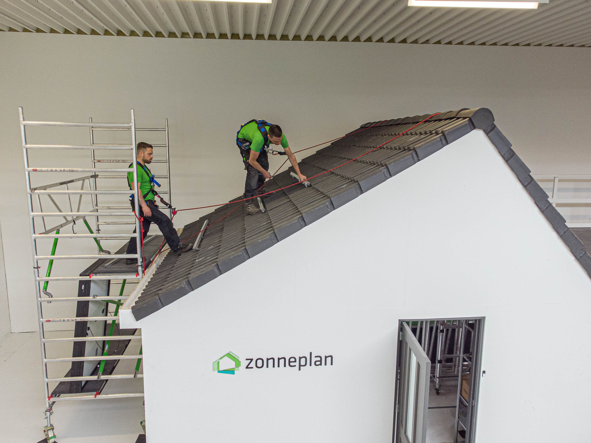 Zonneplan leidt in een eigen ‘academy’ monteurs op voor het plaatsen van zonnepanelen.