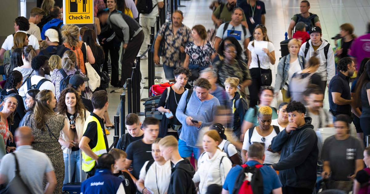 Missed flights and long lines due to crowds at Schiphol |  Abroad