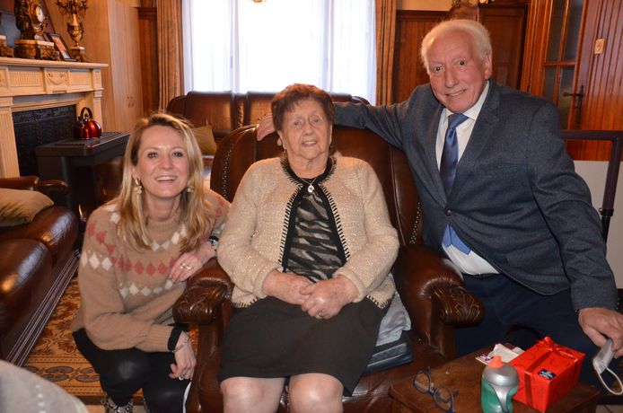 Georgine Boumon met schepen Katie Coppens en oud-burgemeester Michel Casteur die haar proficiat kwamen wensen voor haar 100ste verjaardag.