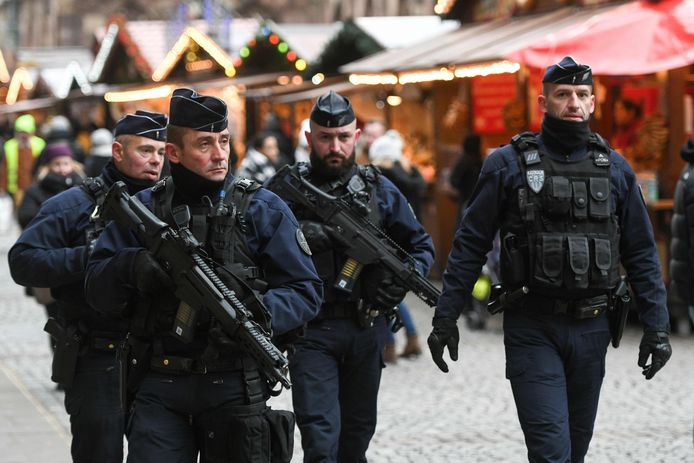 Franse agenten patrouilleren op de kerstmarkt in Straatsburg.