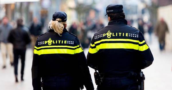 Relatie Met Collega Agent Over Politie Zit Met Dubbel