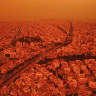 Woestijnstof levert surreële beelden van Athene op
