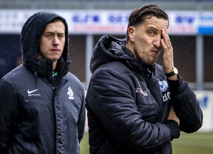 SV Spakenburg trainer Chris de Graaf (R) tijdens de wedstrijd tussen SV Spakenburg en OFC.