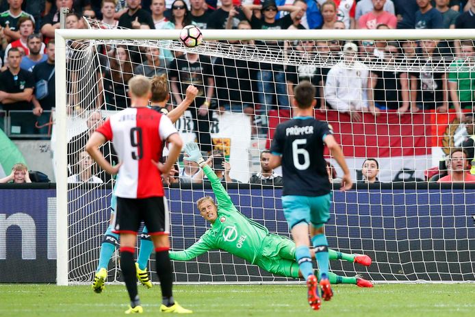 De Jong schiet de strafschop over tegen Feyenoord.