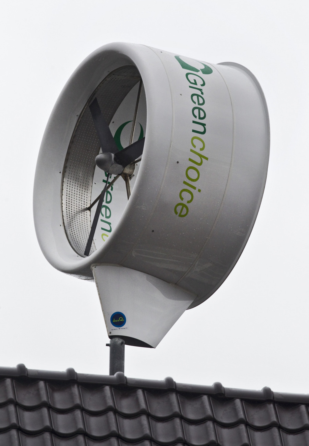 Een windmolen op het dak van het hoofdkantoor van GreenChoice in Rotterdam. Beeld ANP