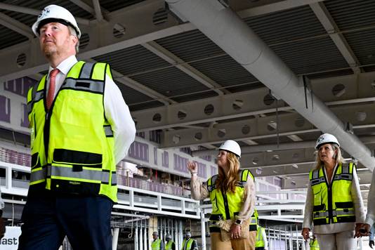 Amalia en haar ouders krijgen een rondleiding door de terminal van Princess Juliana International Airport die nog altijd in aanbouw is.