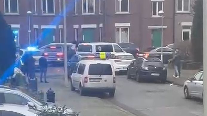 Een buurtbewoner filmde de arrestatie.
