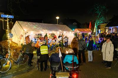 Weer een succesvol kerstdorp in Elshout: ‘Bij het opbouwen kwam iemand een kerstboom met versiering 