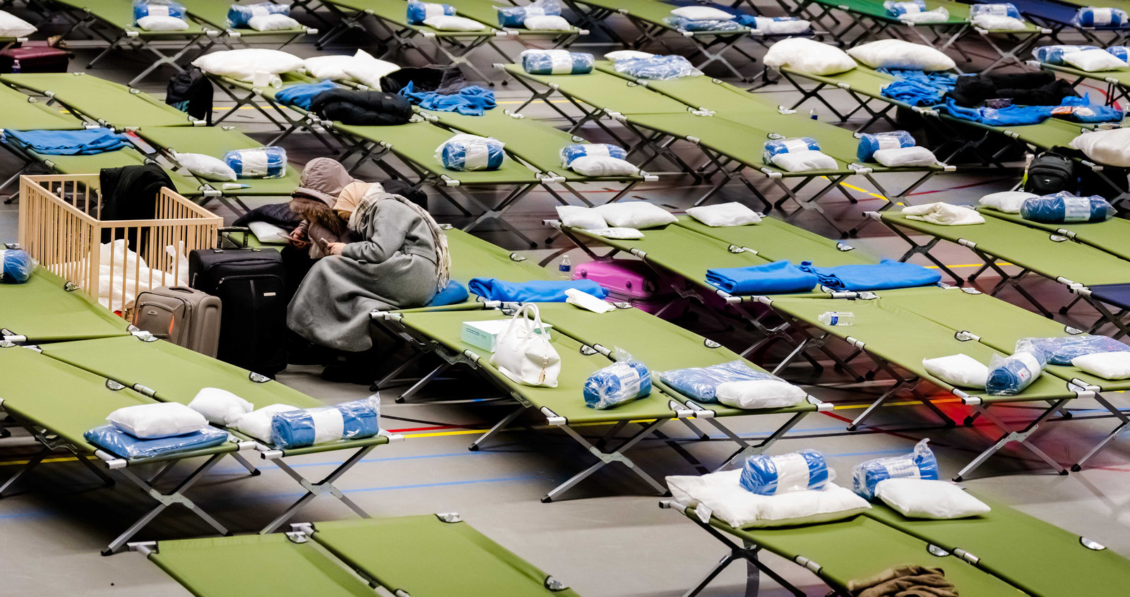 Oekraïense vluchtelingen worden tijdelijk opgevangen in een sporthal in Rotterdam-Zuid. In de hal kunnen mensen verblijven in afwachting van het gereedkomen van plaatsen voor opvang van langere duur.