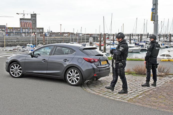 Zwaarbewapende politieagenten hielden dinsdag in de haven van Breskens drie mannen uit Kampen, Urk en Zwolle aan op een speedboot met een grote hoeveelheid cocaïne.