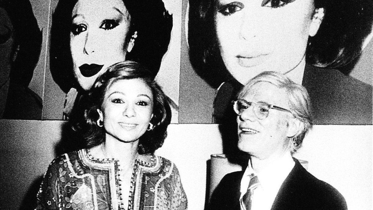 Keizerin Farah Diba van Perzië met Andy Warhol in 1977 voor het portret dat hij van haar maakte. Beeld Collectortribune.com