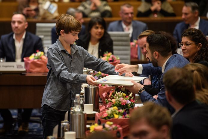 Junior stadsdichter Niels van den Berg houdt het openingswoord en laat de raadsleden een gezamenlijk een puzzel leggen, als eerste ‘samenwerking’.