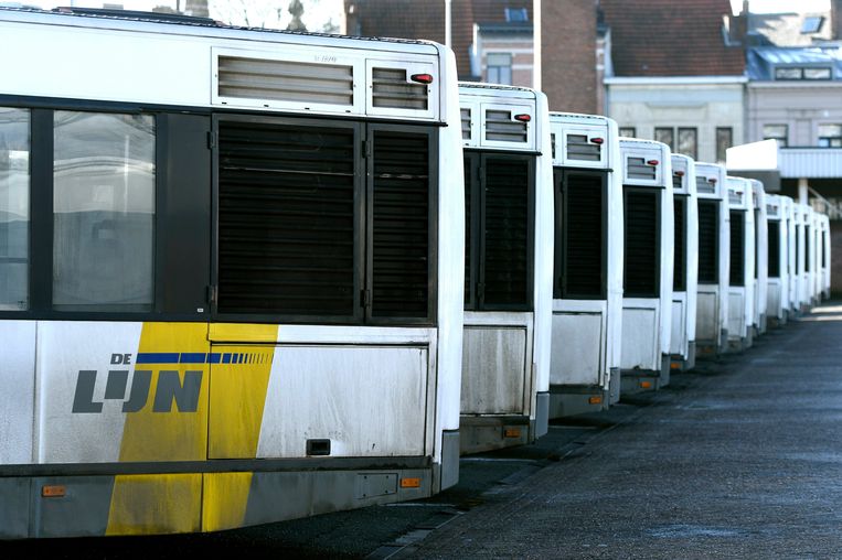 Op heel wat plaatsen rijden bussen en trams vandaag niet. De socialistische en liberale bond staken tegen de hervormingsplannen van De Lijn. Beeld Photo News