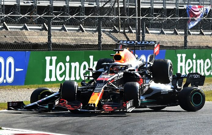 Lewis Hamilton en Max Verstappen crashen op Monza.