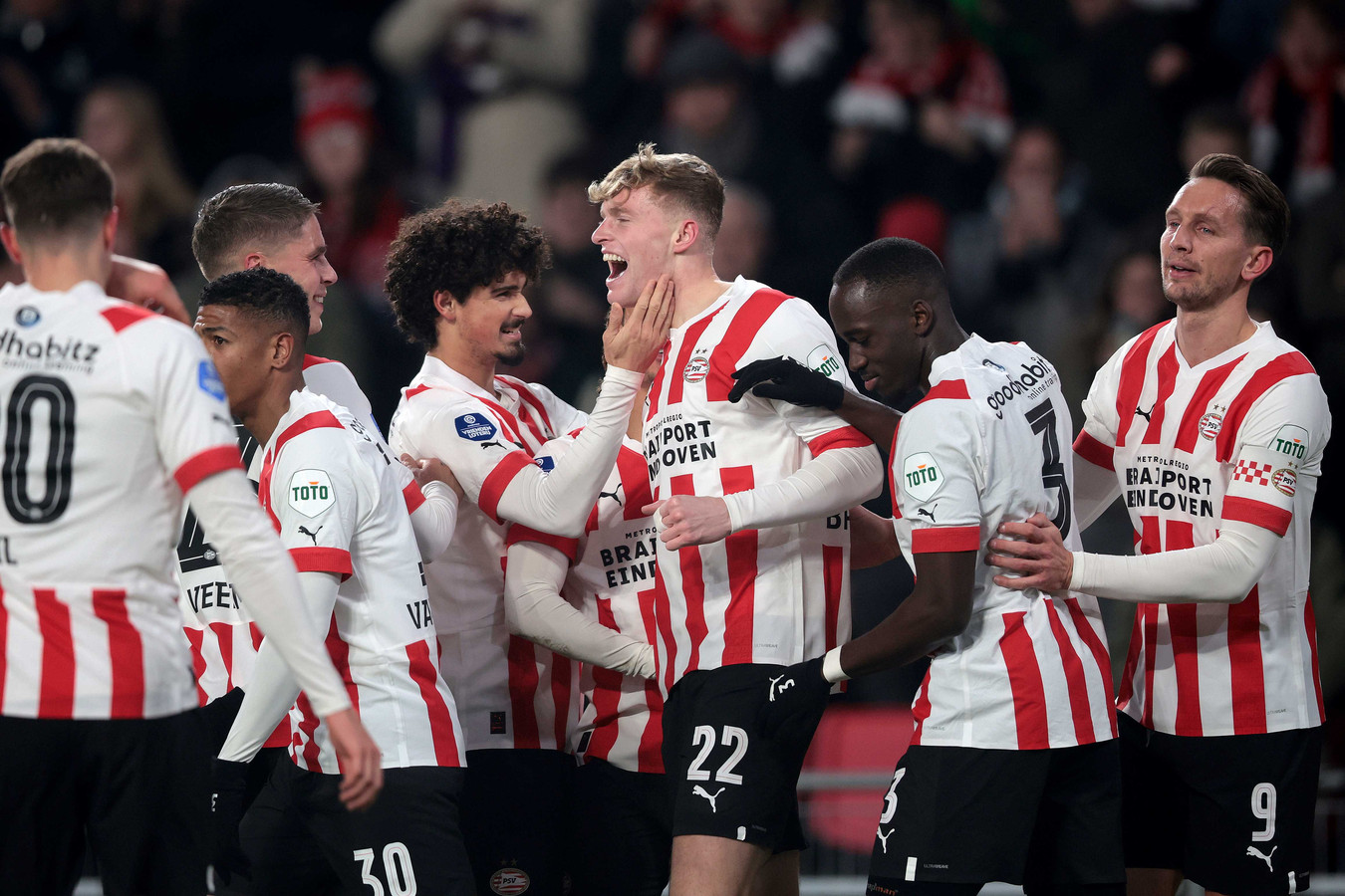 Jarrad Branthwaite maakte in het eerste kwartier de 1-0 en 2-0 voor PSV.