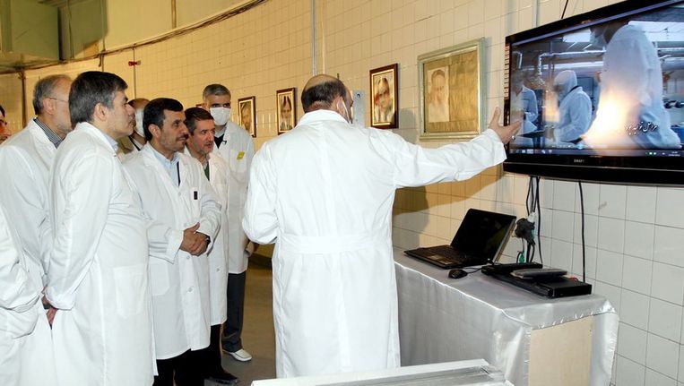 De Iraanse president Ahmadinejad op een archieffoto in een nucleair onderzoekscentrum bij Teheran. Beeld ap