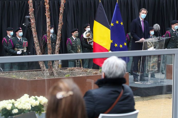 Premier Alexander De Croo spreekt tijdens het officiële herdenkingsmoment.