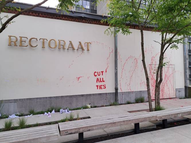 “Cut all ties”: gevel van rectoraat van de Gentse universiteit beklad met duidelijke boodschap tijdens studentenprotest