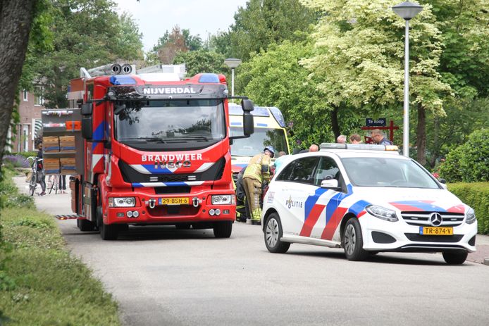 Hulpverleners ontfermen zich over het gewonde kind.