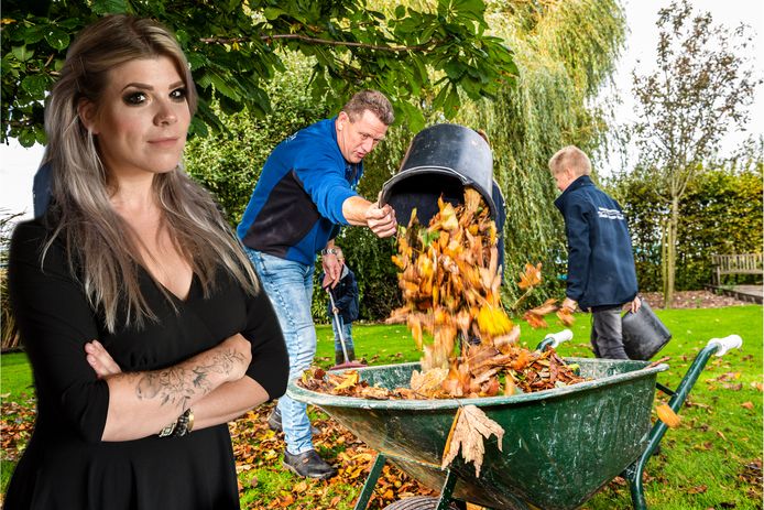 Een hovenier aan het werk. Rense vindt het niet meer dan logisch dat je iemand die voor je werkt ook iets te drinken en eten aanbiedt.