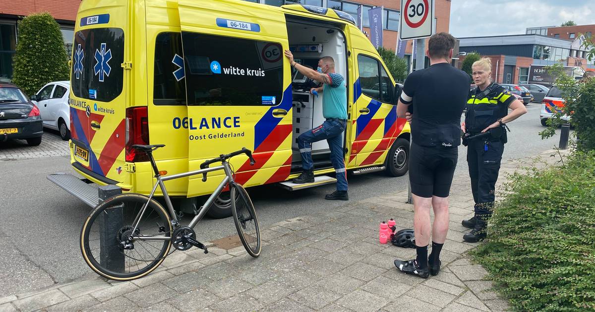 Wielrenner aangereden in Harderwijk, automobilist rijdt door.