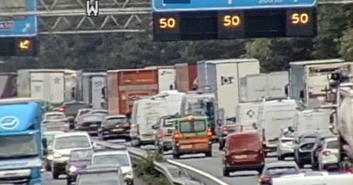 Vertraging op A12 bij Arnhem door ongeluk met een motor: één rijstrook dicht.